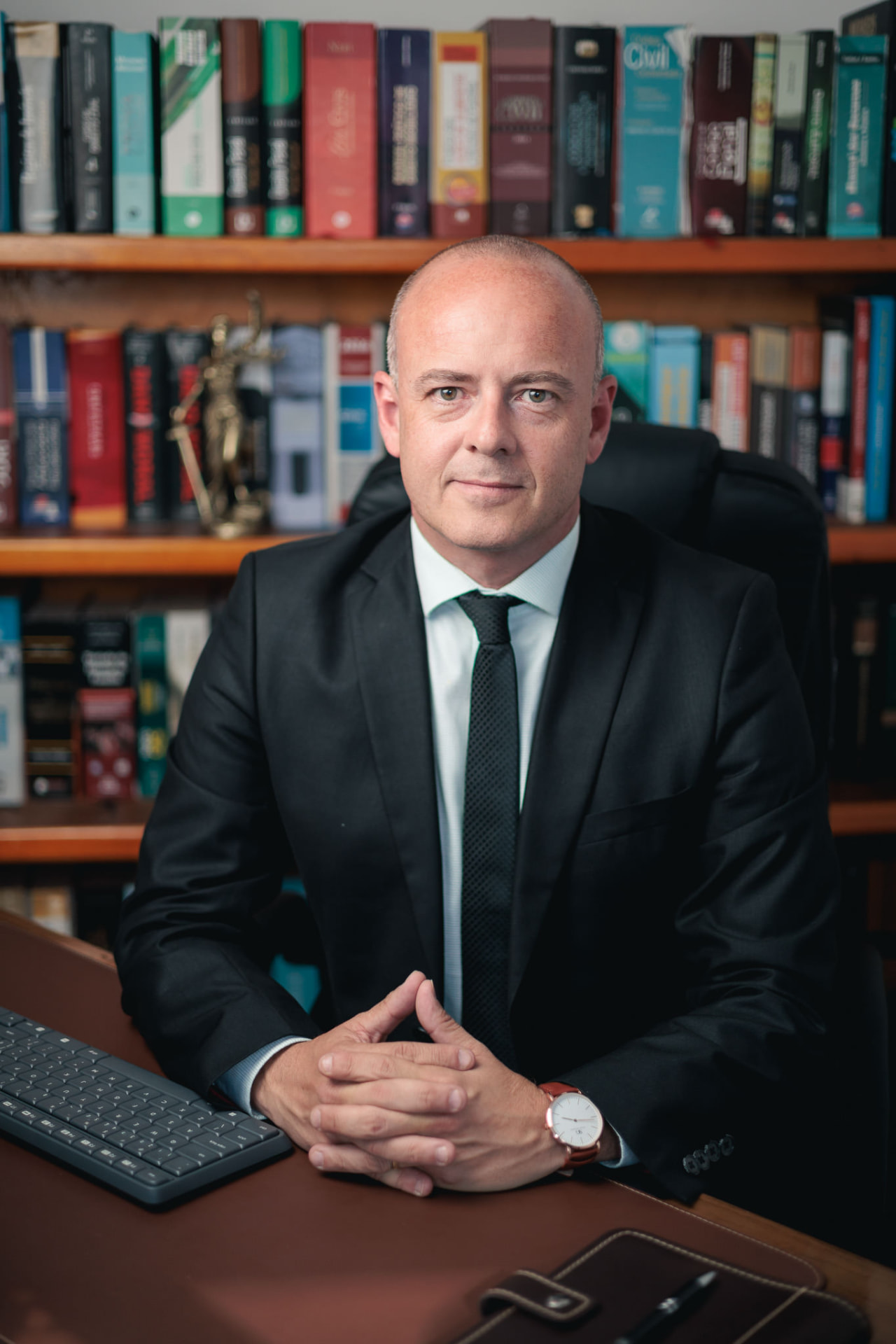 Dr. Elizandro Magalhães em seu escritório