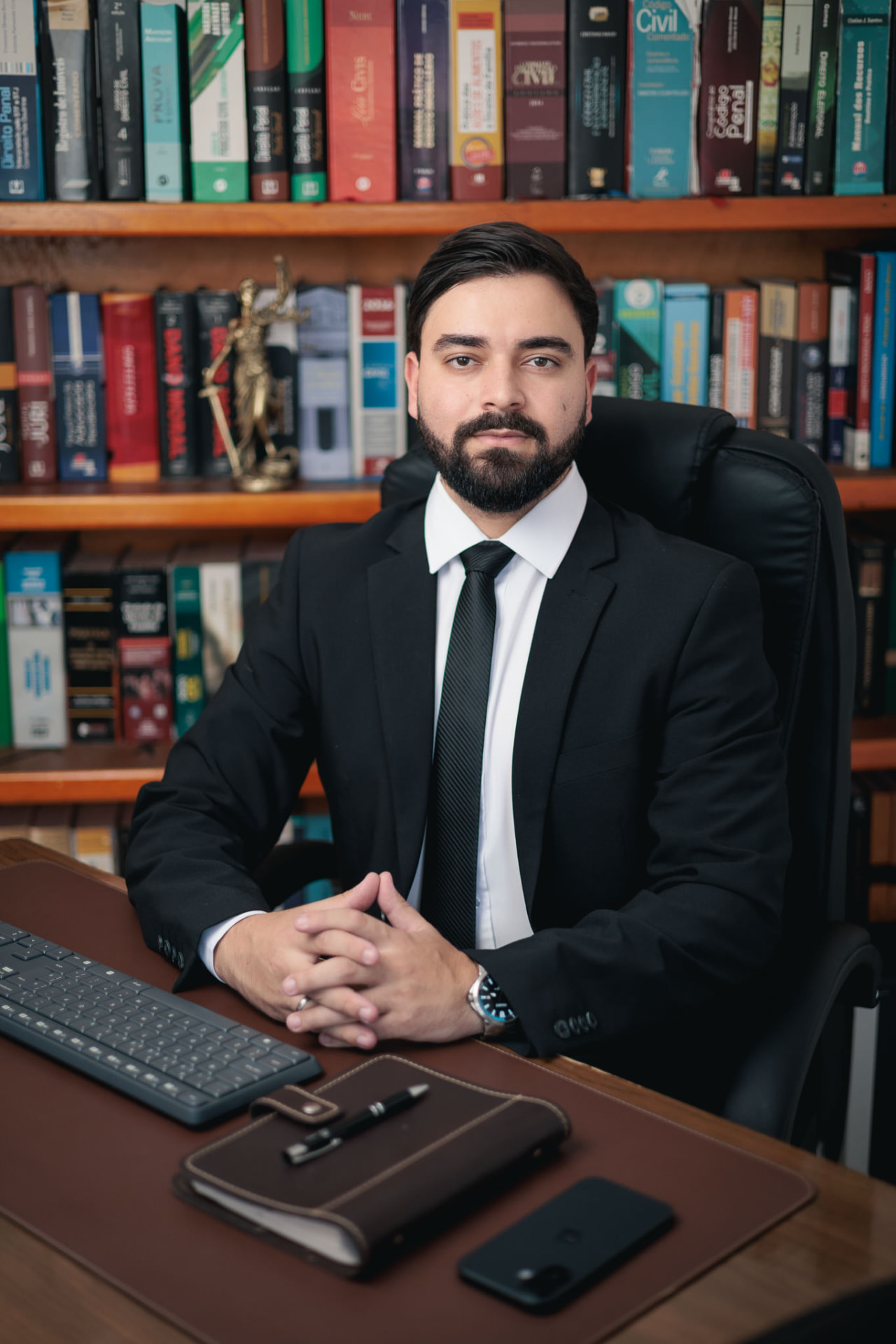Dr. Caio Almeida em seu escritório